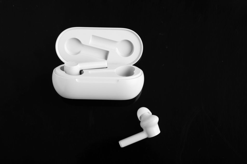 air pods ear bud with wireless charging case (1)